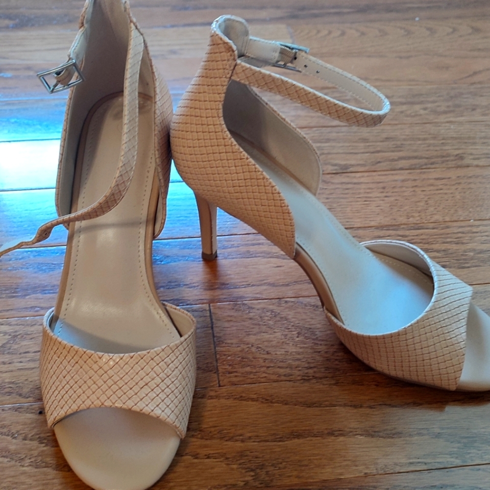 Heels - Picture 1 of 2